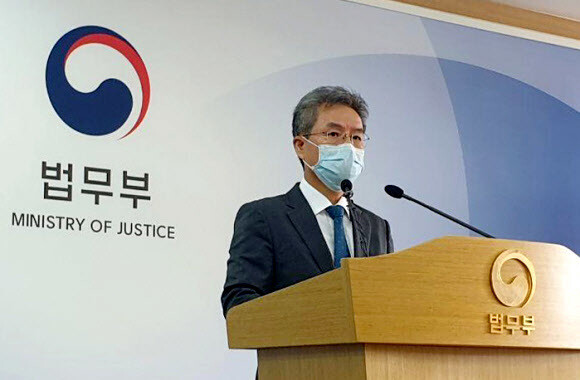 김남준 법무검찰개혁위원회 위원장이 28일 오전 경기도 정부과천청사 법무부에서 제25차 권고안과 ‘국민께 드리는 글’을 읽고 있다. 연합뉴스