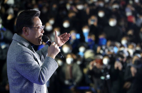 더불어민주당 이재명 대선 후보가 22일 경기도 안산시 문화광장에서 열린 유세에서 지지를 호소하고 있다. 공동취재사진