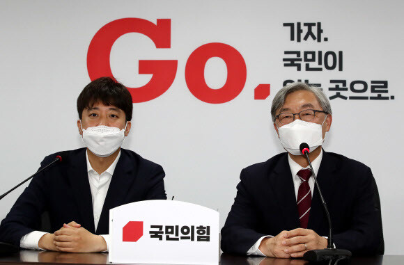 15일 이준석 국민의힘 대표(왼쪽)와 여의도 당사에서 만나 입당 의사를 밝힌 최재형 전 감사원장(오른쪽). 연합뉴스 15일 이준석 국민의힘 대표(왼쪽)와 여의도 당사에서 만나 입당 의사를 밝힌 최재형 전 감사원장(오른쪽). 연합뉴스