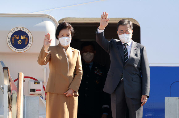 이탈리아 로마에서 열리는 주요 20개국(G20) 정상회의 참석과 교황청 공식방문 등을 위해 이탈리아, 영국, 헝가리 순방길에 오르는 문재인 대통령과 김정숙 여사가 28일 성남 서울공항에서 공군 1호기에 탑승하며 인사하고 있다. 연합뉴스