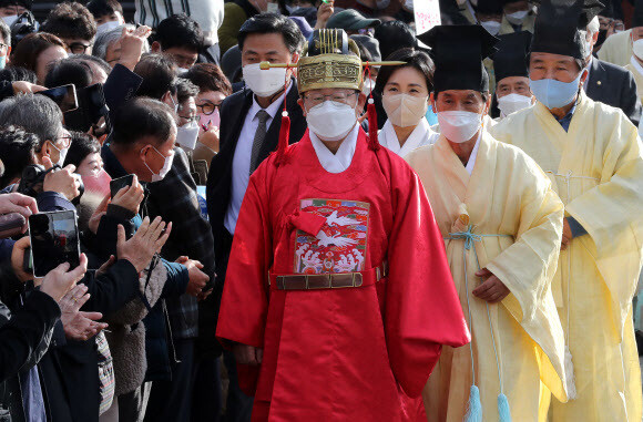 더불어민주당 이재명 대선 후보와 부인 김혜경씨가 10일 오후 경주 이씨 발상지로 알려진 경북 경주 표암재를 방문해 조상들에게 대선 출마를 고하는 의식에 참석하고 있다. 연합뉴스