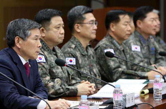 정경두 국방부 장관이 지난 20일 오후 국방부에서 열린 ‘국방개혁2.0 스마트 국방혁신 추진 점검회의’에서 발언하고 있다. 연합뉴스