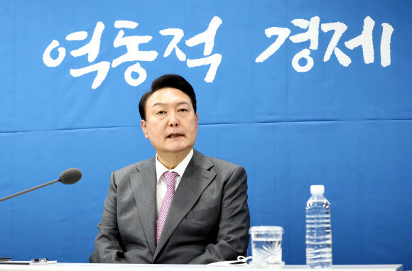 윤석열 대통령이 13일 오전 서울 중구 명동 국제금융센터에서 열린 거시금융상황 점검회의에서 발언하고 있다. 대통령실 제공 윤석열 대통령이 13일 오전 서울 중구 명동 국제금융센터에서 열린 거시금융상황 점검회의에서 발언하고 있다. 대통령실 제공