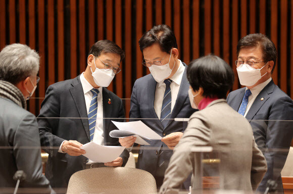 더불어민주당 송영길 대표가 6일 오후 서울 여의도 국회에서 열린 정책의원총회에서 의원들과 대화하고 있다. 국회사진기자단