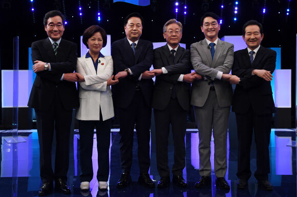 더불어민주당 대선 예비후보들이 지난 11일 서울 여의도 케이비에스(KBS)에서 열린 본경선 3차 티브이 토론에 앞서 기념사진을 찍고 있다. 왼쪽부터 이낙연, 추미애, 김두관, 이재명, 박용진, 정세균 후보. 연합뉴스