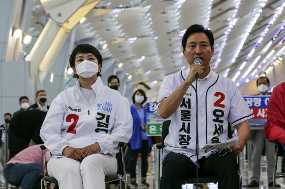 오세훈 국민의힘 서울시장 후보가 30일 서울 강서구 김포공항 국내선 청사에서 열린 김포공항 이전 저지를 위한 공동 기자회견 및 연대협약식에 참석해 발언하고 있다. 왼쪽은 김은혜 국민의힘 경기도지사 후보. 공동취재사진