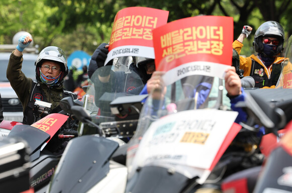 민주노총 공공운수노조 라이더유니온지부 회원들이 10일 오후 서울 여의도 산업은행 앞에서 '2023 라이더 대행진' 집회를 열고 있다. 이들은 법원 결정에 따라 참석 오토바이 100대가 행진을 벌이며, 여의도에서 출발해 원효대교를 건너 이촌, 녹사평을 지나 대통령실 앞까지 행진한다. 총 구간은 11km이고 하위 1개 차로에서 행진할 예정이다. 신소영 기자 viator@hani.co.kr