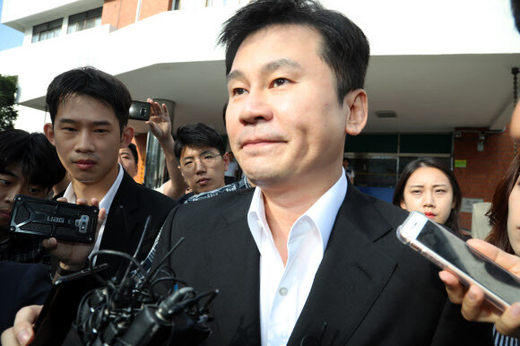 원정 도박과 성 접대 혐의를 받는 양현석 전 YG엔터테인먼트 대표가 30일 오전 밤샘 조사를 마치고 기자들의 질문을 받으며 중랑구 묵동 서울경찰청 지능범죄수사대를 나가고 있다. 2019.8.30 연합뉴스