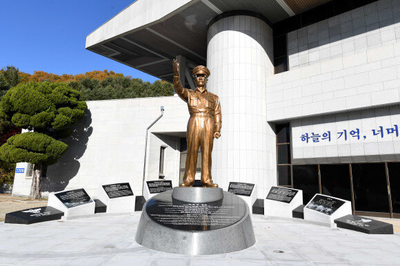 올해 공군 창군 70주년을 맞아 19일 공군사관학교에서 공군 창군의 주역 최용덕 장군 동상 제막식이 열렸다. 3.2m 높이의 동상은 최 장군이 오른손을 들어올리며 하늘을 바라보는 모습을 형상화했다. 좌대와 부속 조형물에는 최 장군의 일대기가 서술됐다. 공군 제공