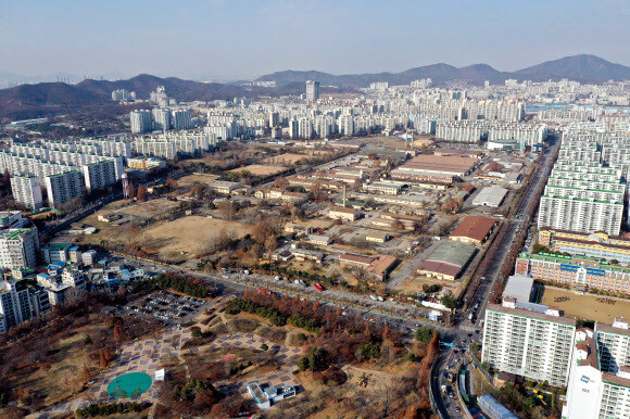 지난 4일 오후 인천시 부평구 미군기지 ‘캠프 마켓’ 일대가 고층 아파트에 둘러싸여 있다. 이곳에는 일제강점기인 1939년 일본군이 중국 진출을 위해 만든 ‘육군조병창’ 유적이 있다. 연합뉴스