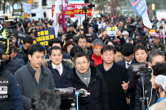 자유한국당 황교안 대표가 17일 오후 국회 정문 앞에서 열린 ‘공수처법·선거법 날치기 저지 규탄대회’에 참석하고 있다. 연합뉴스