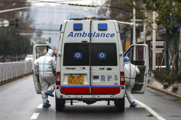 중국 후베이성 우한에서 26일 의료진들이 구급차에 타고 있다. 우한/AP 연합뉴스