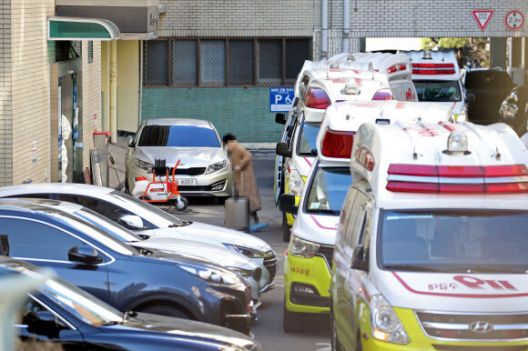 23일 오후 대구시 중구 계명대학교 대구동산병원으로 이송된 신종 코로나바이러스 감염증(코로나19) 확진자가 병원으로 들어가고 있다. 연합뉴스