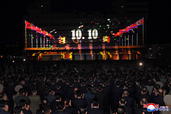 북한이 조선노동당 창건 75주년을 기념하여 지난 6일 평양에서 불꽃 축제 ''빛의 조화-2020''을 개최했다고 조선중앙통신이 7일 보도했다. 평양 조선중앙통신=연합뉴스)