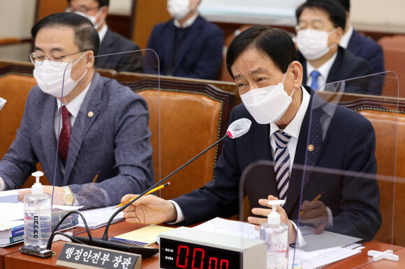 진영 행정안전부 장관이 26일 국회 행정안전위원회 국정감사에서 발언하고 있다. 연합뉴스