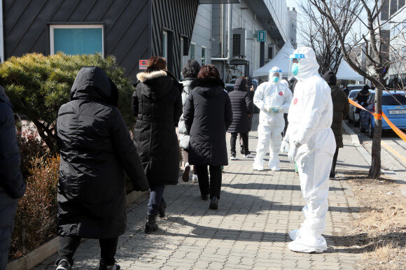 지난 17일 경기도 남양주시 진건읍 진관산업단지에서 노동자들이 코로나19 검사를 받기 위해 줄지어 대기하고 있다. 연합뉴스