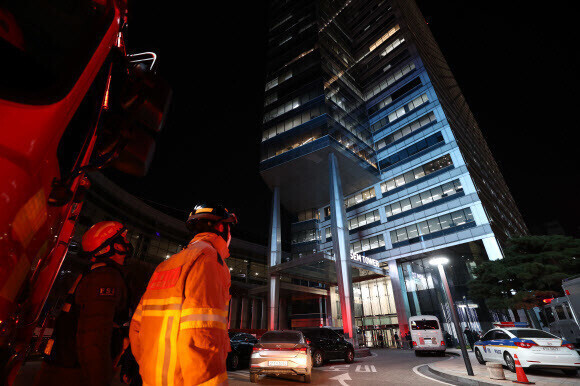 지난해 11월10일 오후 서울 강남구 아셈타워에 폭발물이 설치됐다는 신고가 들어와 119 소방대원들이 출동했다. 연합뉴스