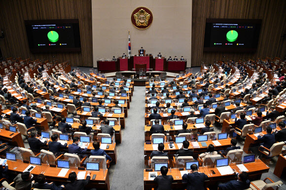 21일 오전 서울 여의도 국회 본회의장에서 열린 제387회 국회(임시회) 제2차 본회의에서 5·18민주유공자예우 및 단체설립에 관한 법률 일부개정법률안이 통과되고 있다. 연합뉴스