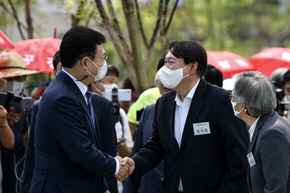 윤석열 전 검찰총장(오른쪽)이 9일 오후 서울 남산예장공원 개장식에서 더불어민주당 송영길 대표와 악수하고 있다. 연합뉴스