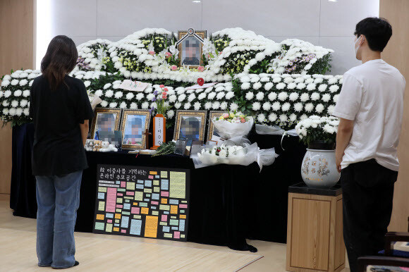 경기도 성남시 국군수도병원 장례식장에 마련된 이아무개 공군 중사 추모소에서 이 중사의 지인들이 조문하고 있다. 연합뉴스