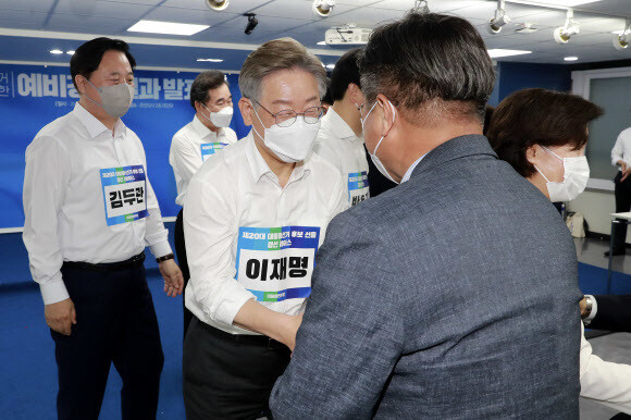 더불어민주당 윤호중 원내대표가 11일 오후 서울 여의도 중앙당사에서 열린 민주당 제20대 대통령선거 예비경선 개표식에서 경선 후보로 선출된 이재명 후보 등과 인사하고 있다. 연합뉴스