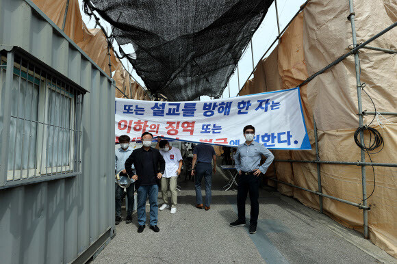 8일 오전 서울 성북구 사랑제일교회 인근에서 교회 측 변호인단 및 관계자들이 입구를 막고 있다. 연합뉴스