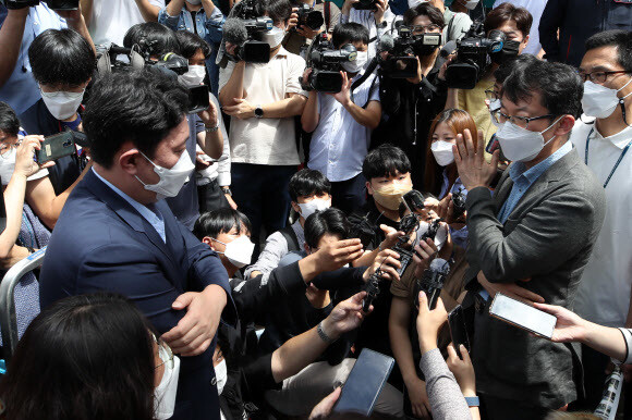 18일 서울경찰청 7·3 불법시위 수사본부 관계자(오른쪽)가 서울 중구 정동 민주노총에서 양경수 위원장에 대한 영장집행을 시도, 이를 막아서는 민주노총 관계자와 대화하고 있다. 연합뉴스