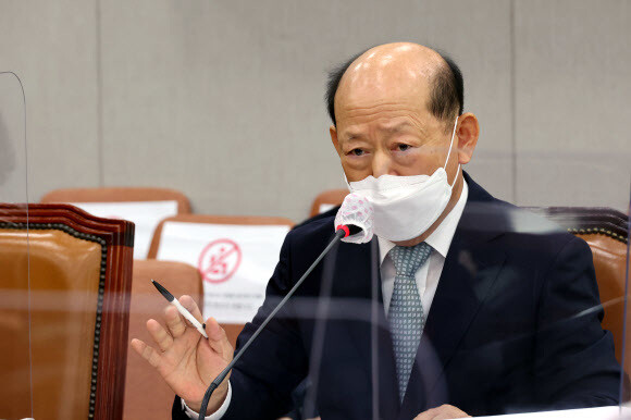 송두환 국가인권위원장 후보자가 30일 서울 여의도 국회 운영위원회에서 열린 인사청문회에서 답변하고 있다. 연합뉴스
