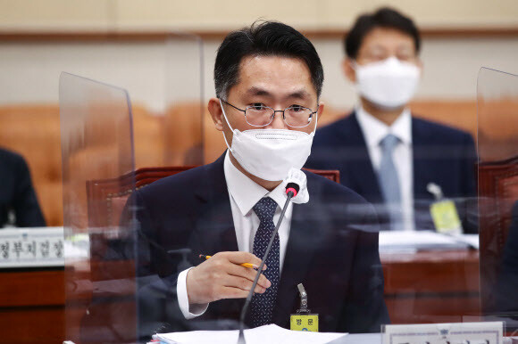 이정수 서울중앙지검장이 14일 국회 법제사법위원회의 서울고등검찰청, 수원고등검찰청 등에 대한 국정감사에서 의원들의 질문에 답하고 있다. 연합뉴스