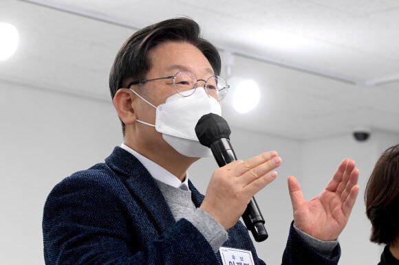 더불어민주당 이재명 대선 후보가 2일 서울 마포구 소재 더불어민주당 미래당사 ‘블루소다' 개관식에 참석, 축사를 하고 있다. 공동취재사진 더불어민주당 이재명 대선 후보가 2일 서울 마포구 소재 더불어민주당 미래당사 ‘블루소다' 개관식에 참석, 축사를 하고 있다. 공동취재사진