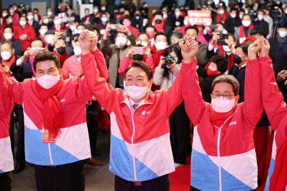 국민의힘 윤석열 대선 후보가 14일 오후 경남 창원시 성산구 창원컨벤션센터에서 열린 경남 선대위 필승결의대회에서 참석자들과 손을 맞잡고 인사하고 있다. 공동취재사진