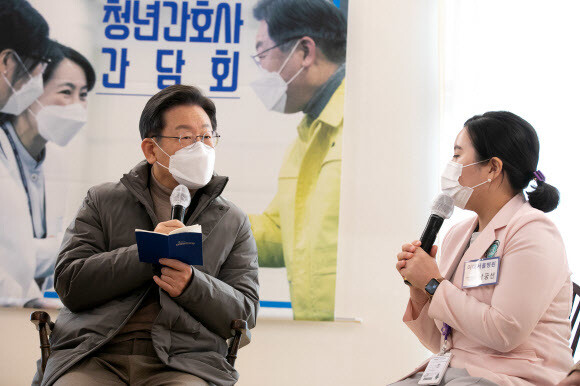 이재명 더불어민주당 대선 후보가 17일 오전 서울 강서구 이화여대 서울병원 보구녀관에서 열린 청년 간호사들과 간담회를 하고 있다. 공동취재사진