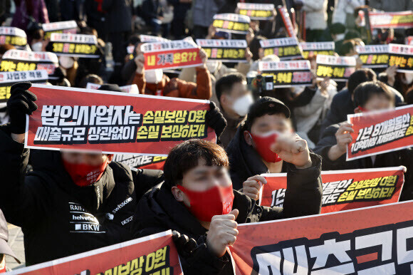 2021년 12월22일 서울 종로구 광화문 시민열린마당에서 열린 ‘소상공인·자영업자 생존권 결의대회’. 자영업자는 높은 원리금 상환 부담과 코로나19 영향 등으로 부채 구조가 상대적으로 취약하다. 연합뉴스