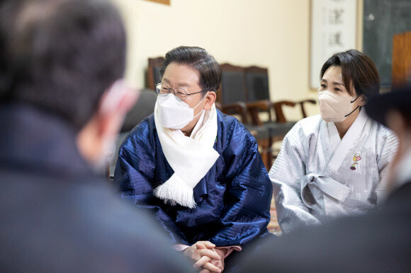 이재명 더불어민주당 대선 후보가 부인 김혜경 씨와 함께 설 명절인 지난 1일 경북 안동시 보원재를 방문해 경주 이씨 어르신과 대화하고 있다. 민주당 선대위 제공