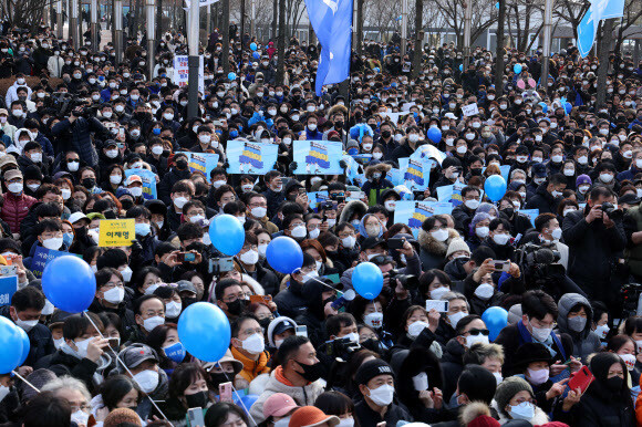 19일 경기도 화성시 동탄센트럴파크에서 열린 더불어민주당 이재명 대선후보의 ''경기도가 키운 이재명, 대한민국에서 더 크게 씁시다!''화성 집중 유세에서 시민들이 이 후보의 연설을 듣고 있다. 연합뉴스