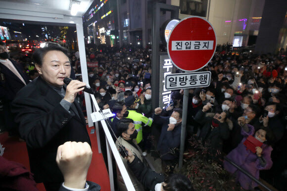 국민의힘 윤석열 대선후보가 8일 서울 강남역 인근에서 지지를 호소하고 있다. 공동취재사진