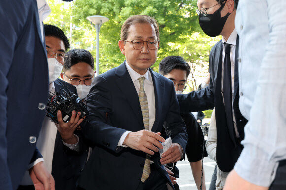 김인철 사회부총리 겸 교육부 장관 후보자가 지난 3일 오전 서울 여의도 한국교육시설안전원에 마련된 후보자 사무실 앞에서 사퇴 입장을 밝힌 뒤 기자회견 자리를 떠나고 있다. 공동취재사진