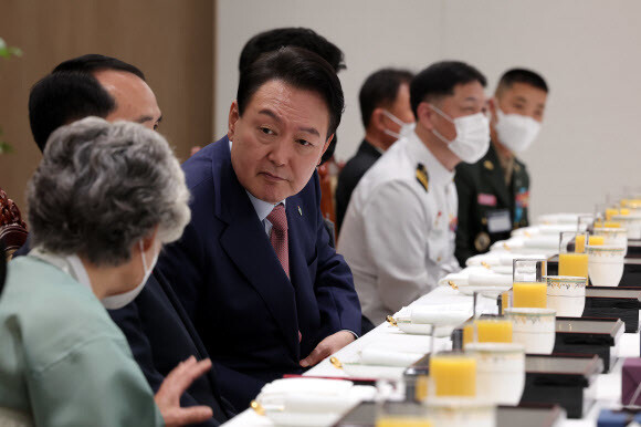 윤석열 대통령이 9일 오전 용산 대통령실에서 ‘호국영웅 초청 소통식탁’ 간담회를 열고 호국영웅, 유가족들과 대화를 나누고 있다. 공동취재사진