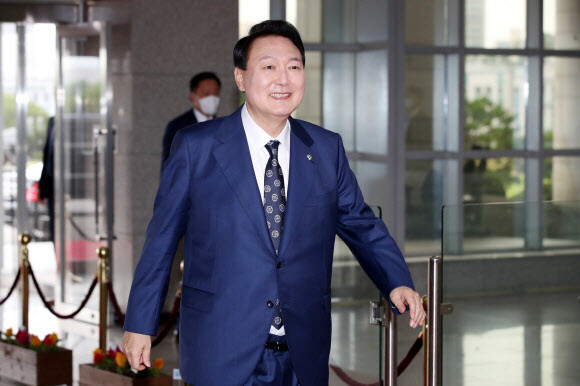 윤석열 대통령이 20일 오전 서울 용산 대통령실 청사 중앙 현관을 통해 출근하고 있다. 대통령실사진기자단 윤석열 대통령이 20일 오전 서울 용산 대통령실 청사 중앙 현관을 통해 출근하고 있다. 대통령실사진기자단