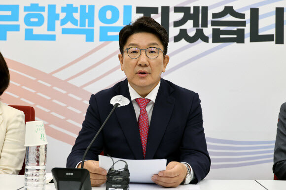 권성동 국민의힘 대표 직무대행 겸 원내대표가 17일 서울 여의도 국회 원내대표실에서 열린 취임 100일 기자간담회에서 발언하고 있다. 공동취재사진