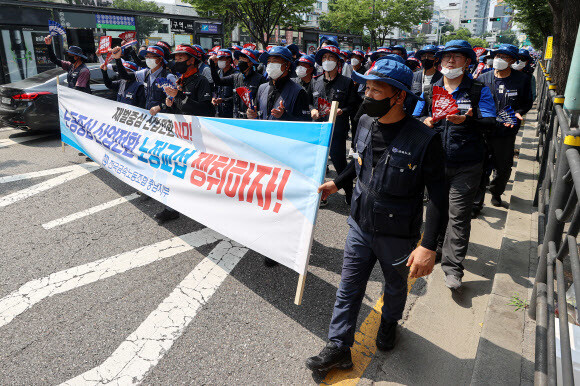 전국금속노동조합(금속노조) 조합원들이 20일 서울 중구 서울역 광장에서 용산구 삼각지역으로 행진하고 있다. 금속노조는 이날 서울 용산과 경남 거제 대우조선해양 앞에서 각각 총파업 대회를 열고 대우조선해양에 대화와 합의를 통한 조속한 해결을 촉구했다. 연합뉴스