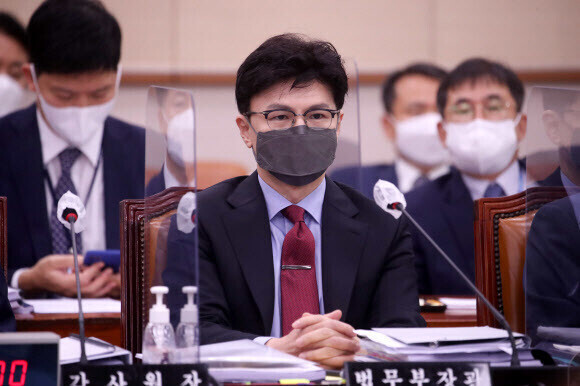 한동훈 법무부 장관이 22일 서울 여의도 국회에서 열린 법제사법위원회 전체회의에 참석해 자리에 앉아 있다. 공동취재사진