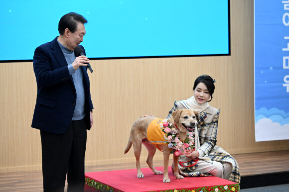 윤석열 대통령이 24일 경기도 용인 삼성화재 안내견 학교에서 은퇴 안내견 새롬이를 분양받은 뒤 인사말을 하고 있다 대통령실 제공