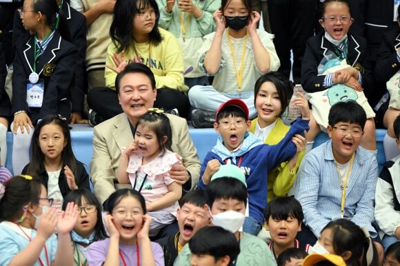 윤석열 대통령과 김건희 여사가 5일 청와대 영빈관에서 열린 어린이날 초청 행사에서 기념사진을 촬영하고 있다. 대통령실 제공