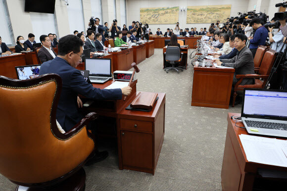 12일 오전 국회에서 열린 교육위원회 전체회의. 연합뉴스