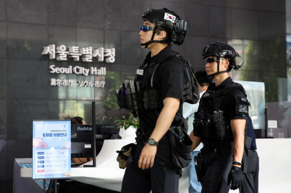 14일 오전 경찰특공대원들이 폭발물 수색을 위해 서울 중구 서울시청에 출동해 있다. 이날 경찰 등에 따르면 서울경찰청 사이버수사대는 “서울시청 내 여러 곳에 고성능 폭탄을 설치했다. 폭파 시간은 8월15일 오후 3시34분”이라는 내용의 이메일이 전날 오후 국내 언론사 등에 발송된 사실을 확인했다. 연합뉴스