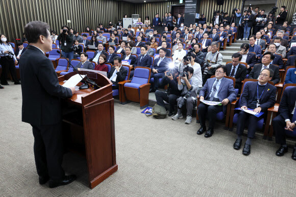 이재명 더불어민주당 대표가 23일 오후 국회에서 열린 의원총회에서 인사말을 하고 있다. 연합뉴스