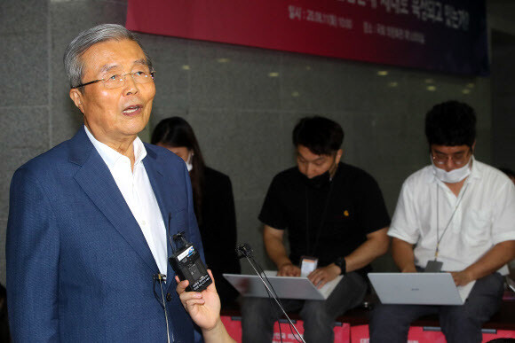 미래통합당 김종인 비상대책위원장이 11일 국회 의원회관에서 부동산ㆍ수해 등 현안 관련 질문에 답변하고 있다. 연합뉴스