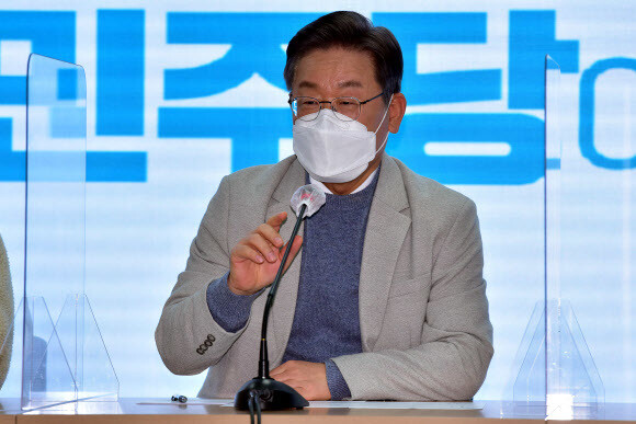 더불어민주당 이재명 대선 후보가 2일 오후 서울 여의도 당사에서 열린 대한민국 대전환 선대위 공개간담회에서 발언하고 있다. 국회사진기자단