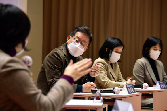 더불어민주당 이재명 대선 후보가 10일 서울 동작구 대방동 페이스살림에서 열린 ‘일하는 여성을 위한 스타트업 대표 간담회'에서 참석자의 발언을 듣고 있다. 공동취재사진